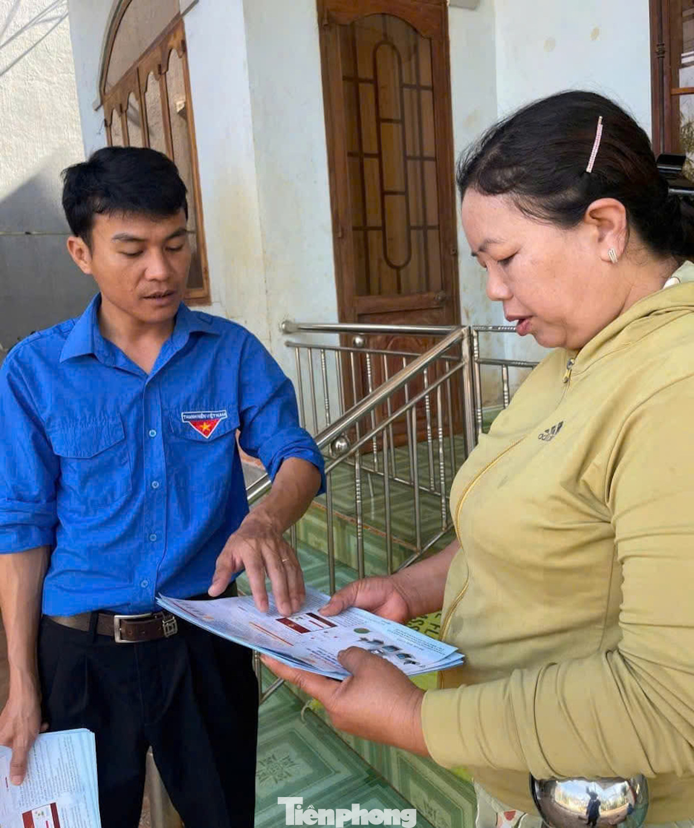 Các đoàn viên phát 1.000 tờ rơi tuyên truyền về sử dụng dịch vụ công trực tuyến; vận động người dân sử dụng các dịch vụ công trực tuyến; hướng dẫn cài đặt, sử dụng các sàn giao dịch thương mại điện tử.