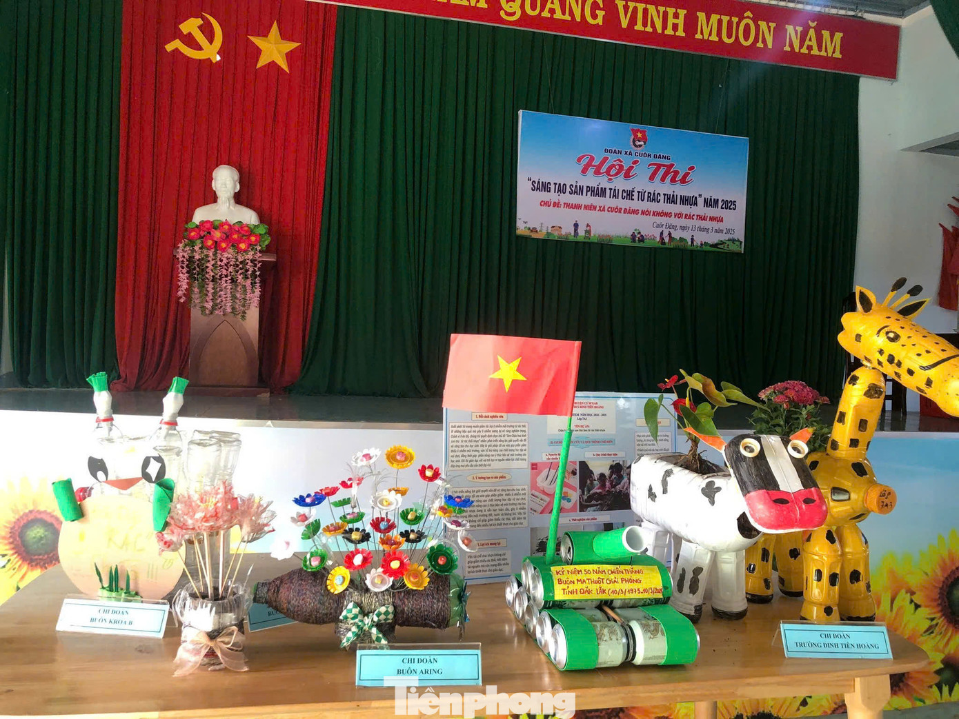 Đoàn xã Cuôr Đăng (huyện Cư M'gar) tổ chức Hội thi “Sáng tạo sản phẩm tái chế từ rác thải nhựa” năm 2025. Với chủ đề “Thanh niên xã Cuôr Đăng nói không với rác thải nhựa”. Mỗi đội dự thi sử dụng các phế liệu đã qua sử dụng như vỏ, nắp chai nhựa, ống hút, bìa cát tông, giấy, vải, hộp xốp… để thiết kế ra một sản phẩm.