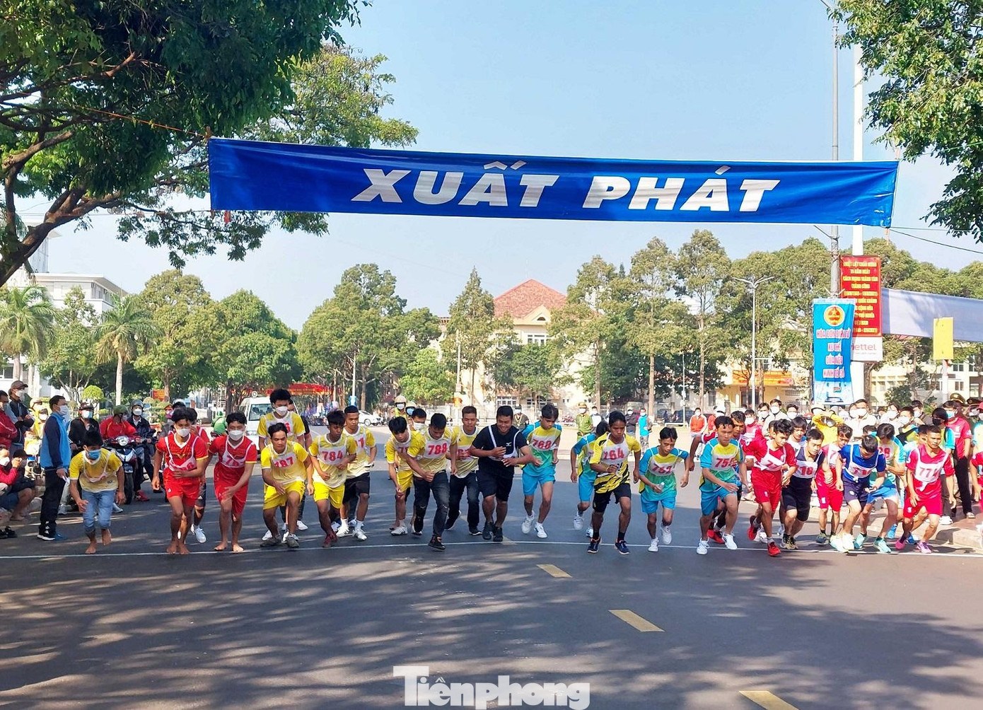 Vận động viên tham gia chạy việt dã 4km nam Vận động viên tham gia chạy việt dã 4km nam