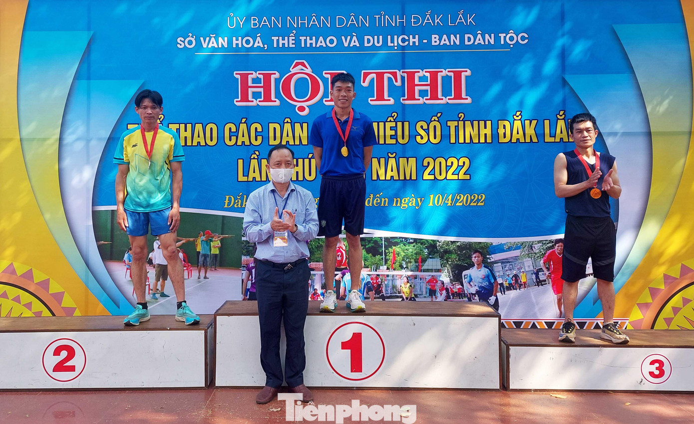 Hoàng Văn Hơn (giữa) giải nhất việt dã 4km nam Hoàng Văn Hơn (giữa) giải nhất việt dã 4km nam