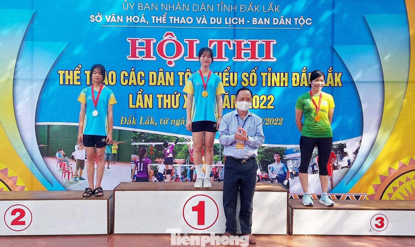 Hoàng Thị Bích Thủy (giữa) giành giải nhất việt dã 2km nữ Hoàng Thị Bích Thủy (giữa) giành giải nhất việt dã 2km nữ