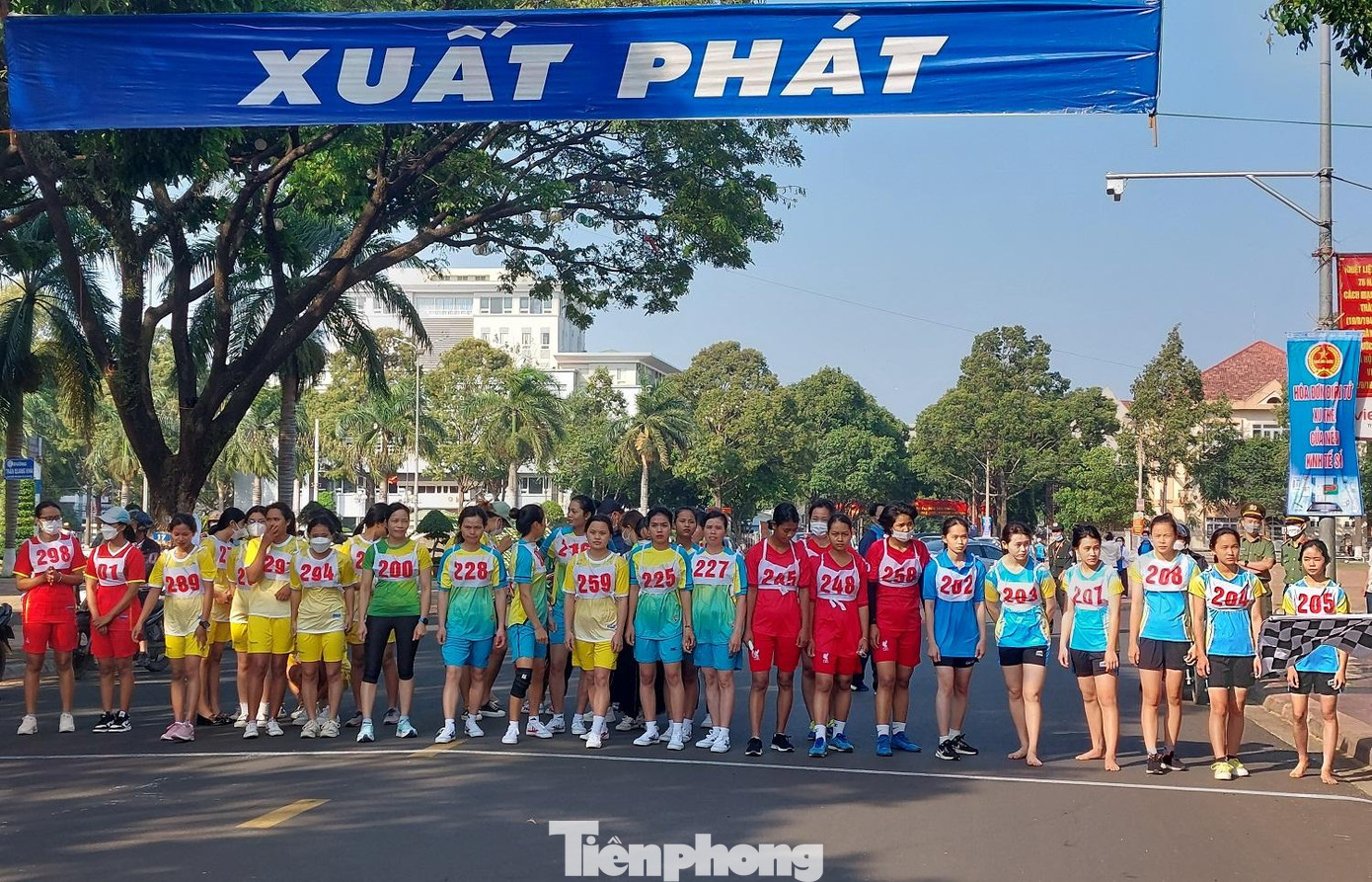 Vận động viên nữ tham gia việt dã 2km nữ Vận động viên nữ tham gia việt dã 2km nữ