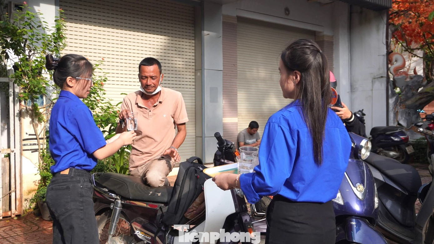 Các đội hình tình nguyện triển khai nhiều hoạt động hỗ trợ thí sinh và người nhà thí sinh. Các đội hình tình nguyện triển khai nhiều hoạt động hỗ trợ thí sinh và người nhà thí sinh.