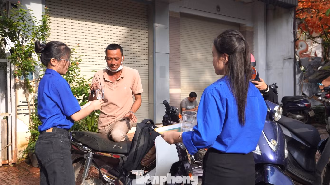 Các đội hình tình nguyện triển khai nhiều hoạt động hỗ trợ thí sinh và người nhà thí sinh. Các đội hình tình nguyện triển khai nhiều hoạt động hỗ trợ thí sinh và người nhà thí sinh.