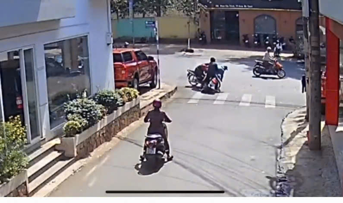 Hiện trường vụ va chạm. Ảnh cắt từ clip