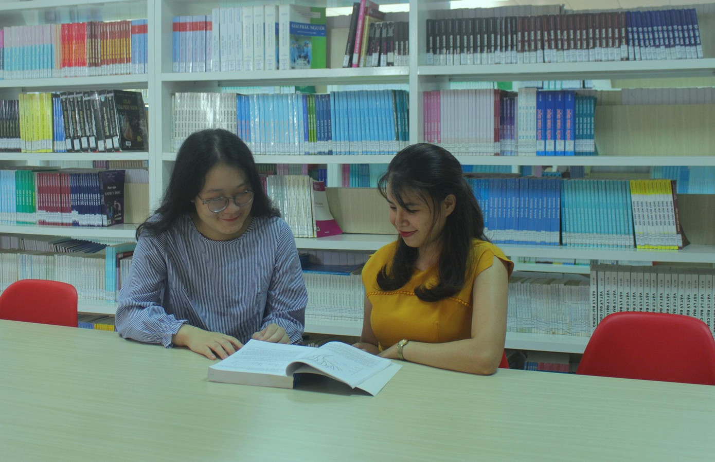 Nhi (trái) và cô Hạnh tại thư viện của trường Nhi (trái) và cô Hạnh tại thư viện của trường