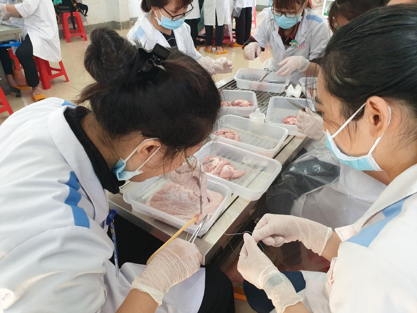 Nhi và các bạn trong lần thực hành học phần phẫu thuật Nhi và các bạn trong lần thực hành học phần phẫu thuật