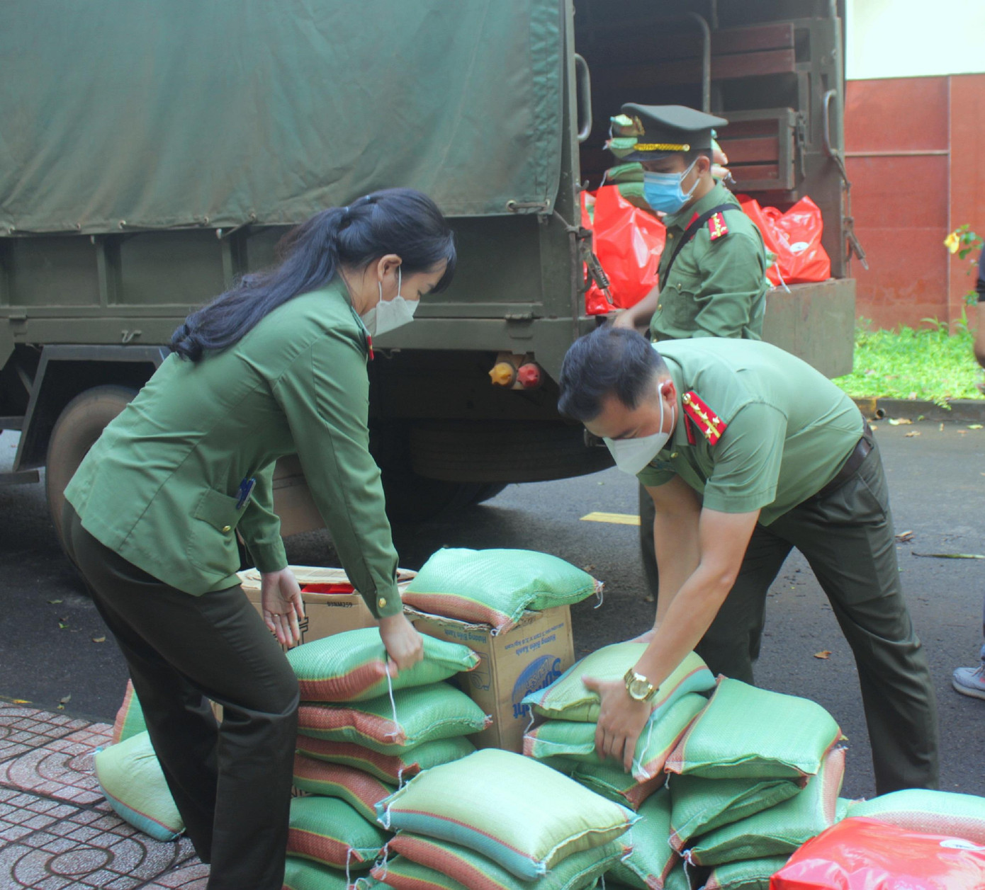 Lãnh đạo Đoàn Thanh niên công an tỉnh bốc hàng lên xe Lãnh đạo Đoàn Thanh niên công an tỉnh bốc hàng lên xe