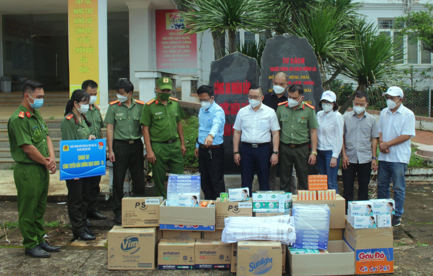 Đoàn trao tặng vật tư y tế cho công an huyện Krông Búk Đoàn trao tặng vật tư y tế cho công an huyện Krông Búk