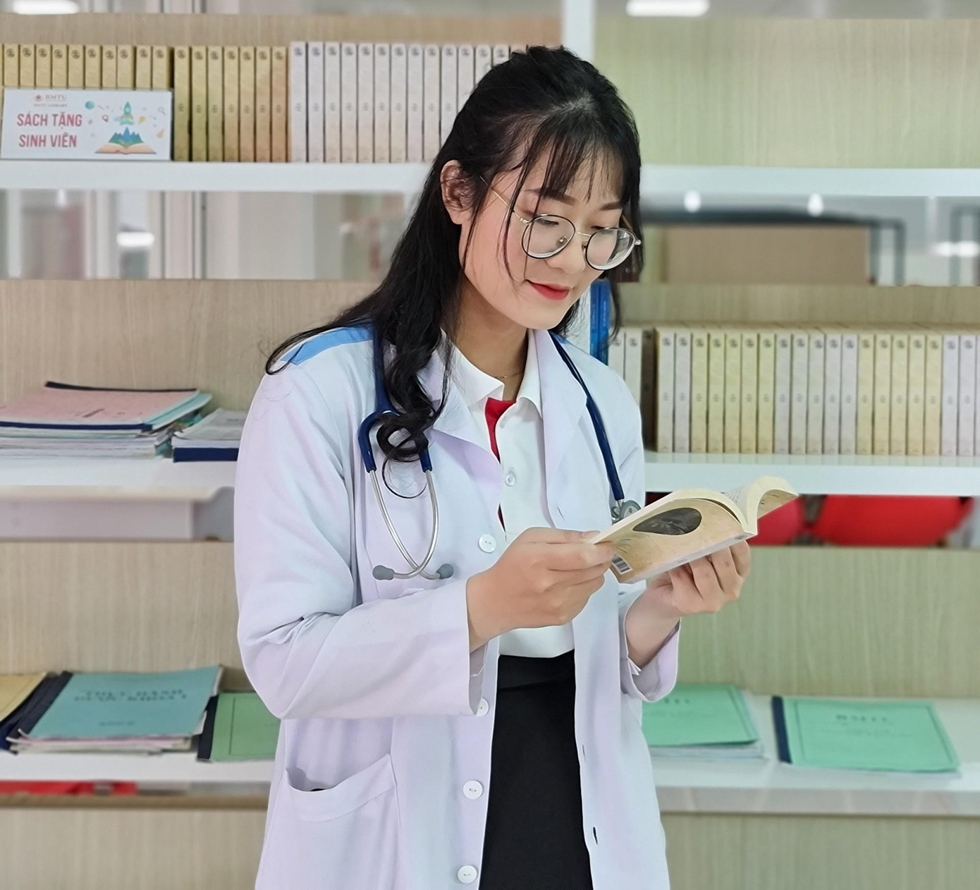 Thy Nhi là sinh viên năng động, nhiệt tình Thy Nhi là sinh viên năng động, nhiệt tình