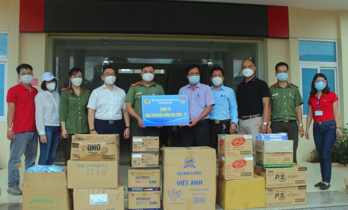 200 suất quà được gửi đến người dân khu vực phong tỏa thị xã Buôn Hồ 200 suất quà được gửi đến người dân khu vực phong tỏa thị xã Buôn Hồ