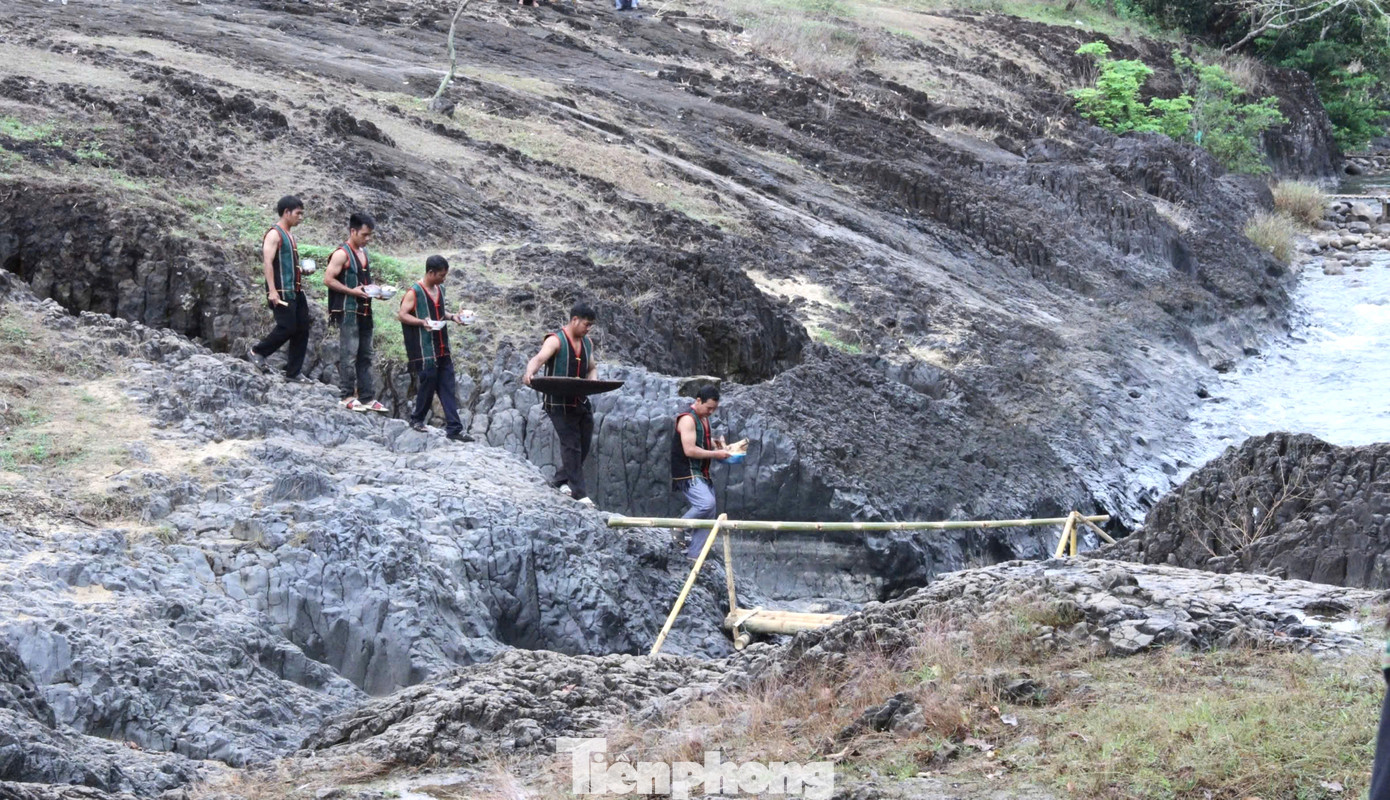 Dù hôm nay cuộc sống đã có nhiều thay đổi, nước máy, nước sạch được dẫn về từng buôn, nhưng người M'nông Gar nơi đây vẫn lấy nước từ bến nước để chế rượu cần và thờ cúng yang.