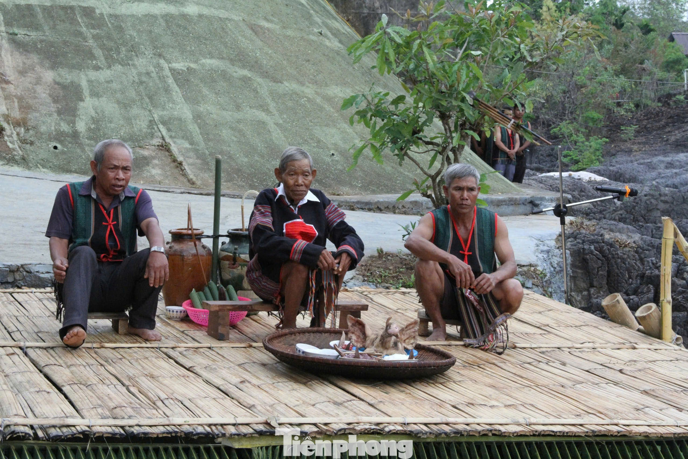 Nghệ nhân ưu tú Y Krai Cil chia sẻ lễ cúng bến nước là nét văn hóa truyền thống đặc sắc của người M'nông. Trước đây, ông bà thường phải du canh, du cư khắp nơi tìm mảnh đất an cư, yêu cầu đầu tiên là phải có nguồn nước. Khi tìm được một nguồn nước trong lành thì cả buôn làng phải hết lòng gìn giữ.