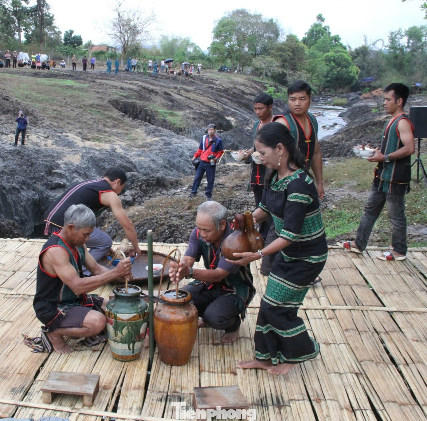 Theo nghệ nhân ưu tú Y Krai Cil, lễ cúng bến nước của người Ê Đê diễn ra bên bến nước là dòng nước ngầm chảy ra, còn đồng bào M'nông diễn ra bên bến nước là bến sông, bến suối. Lễ cúng bến nước thường được tổ chức vào đầu năm để cảm tạ thần nước một năm qua đã phù hộ cho buôn làng có nguồn nước sạch, mùa màng tốt tươi, cuộc sống ấm no hạnh phúc...