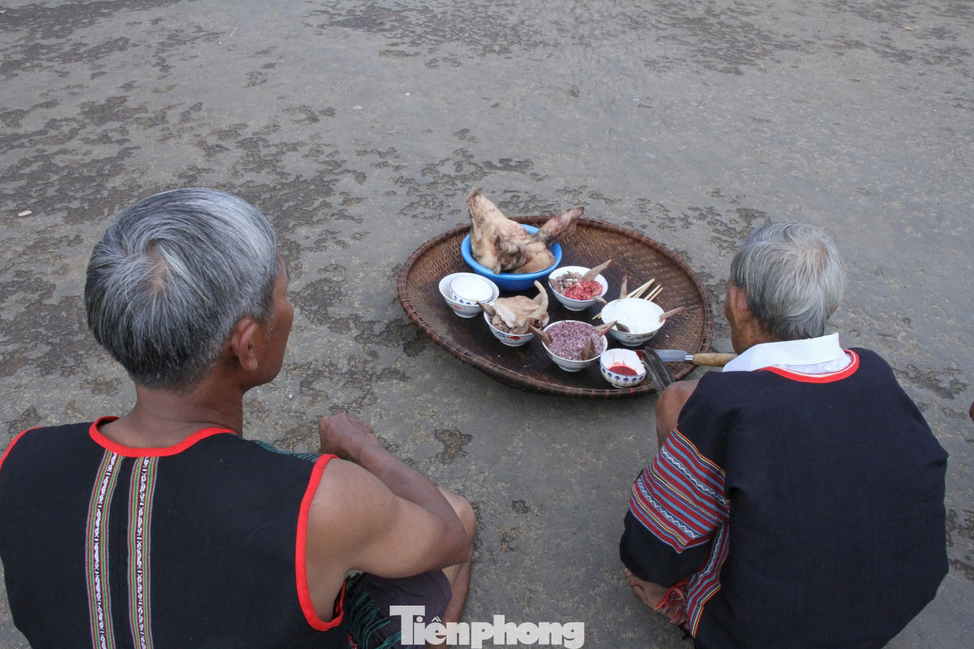 Ngày 10/3, tại huyện Lắk diễn ra lễ phục dựng nghi lễ cúng bến nước của người M'nông Gar. Bên bến nước Đắk Hoa (buôn Pai Ar, xã Đắk Phơi) lễ vật cúng được bày biện tỉ mỉ.