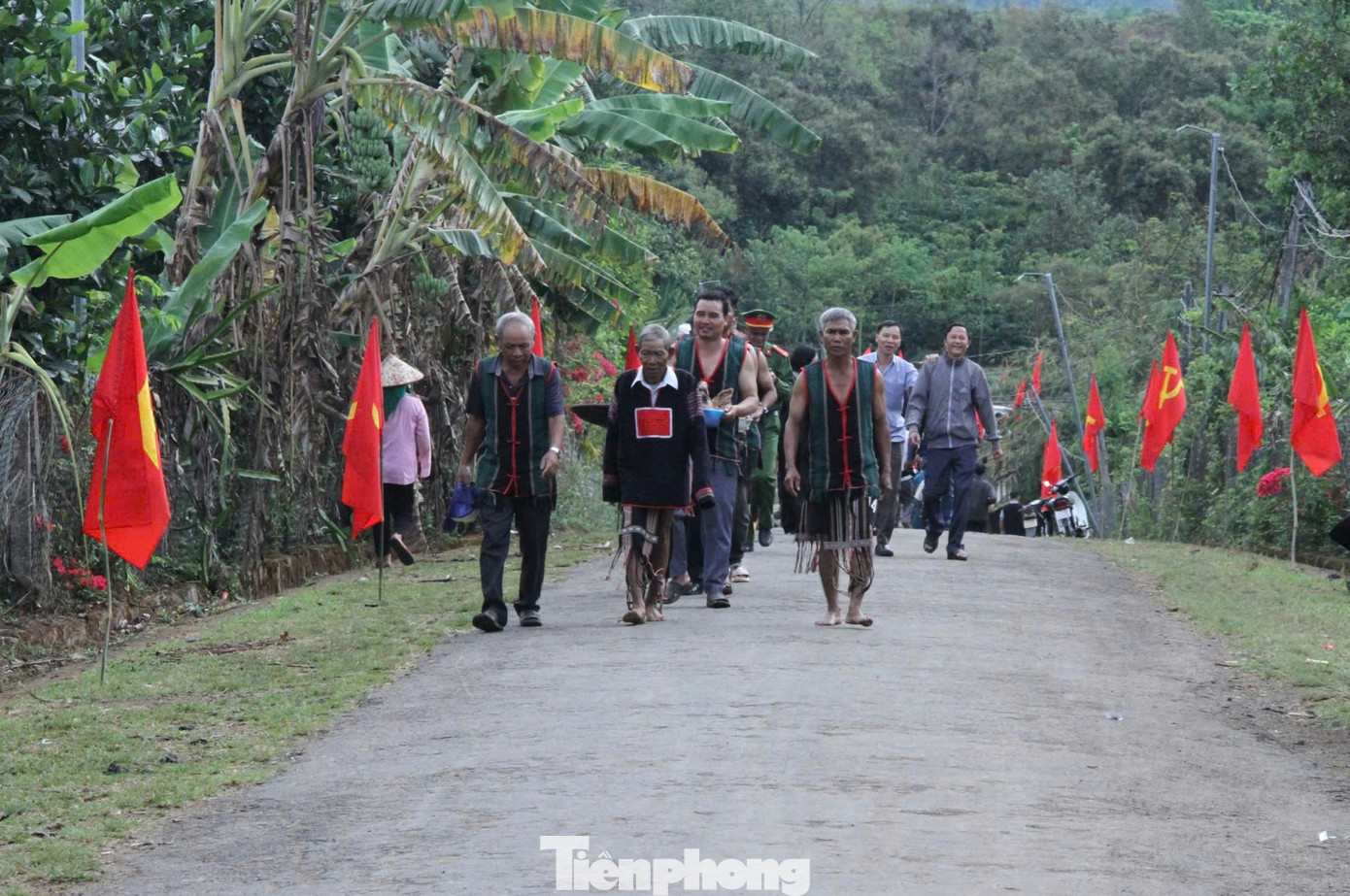 Sau đó, thầy cúng di chuyển đến cổng chào (cửa ngõ vào buôn) để khấn xua đuổi tà ma, xua đuổi những điều xui xẻo. Thầy cúng đổ hết phần tiết heo pha rượu còn lại trong chén và đọc lời khấn với ý nghĩa: Xua đuổi những điều xui xẻo không may mắn ra khỏi buôn làng, để buôn làng được bình yên, bà con có cuộc sống ấm no, hạnh phúc…