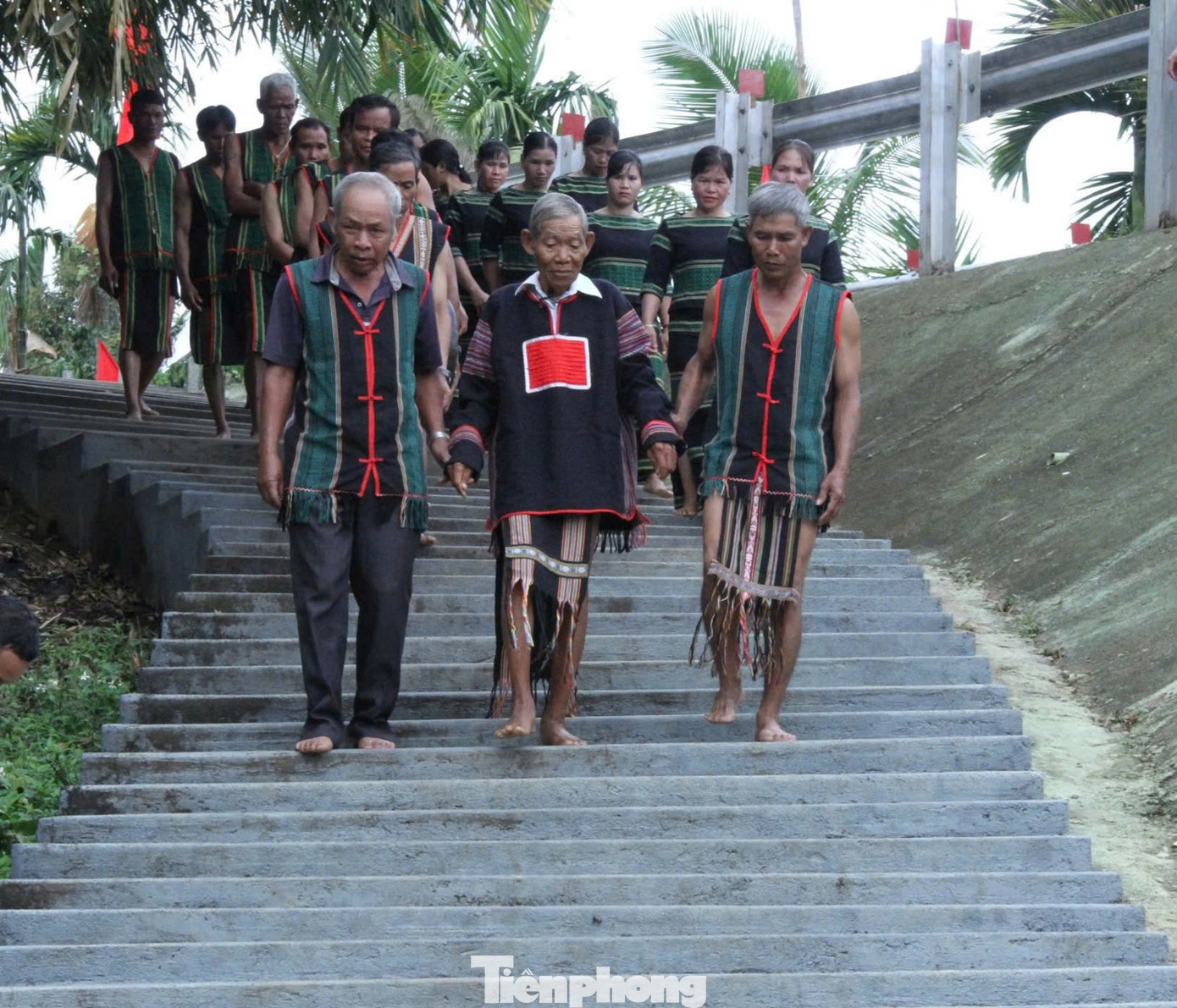 Nghi Lễ cúng bến nước do Nghệ nhân ưu tú Y Krai Cil, phụ cúng Ma Phương, cùng với các nghệ nhân và nhân dân buôn Pai Ar thực hiện. Lễ cúng diễn ra trong không khí trang nghiêm.