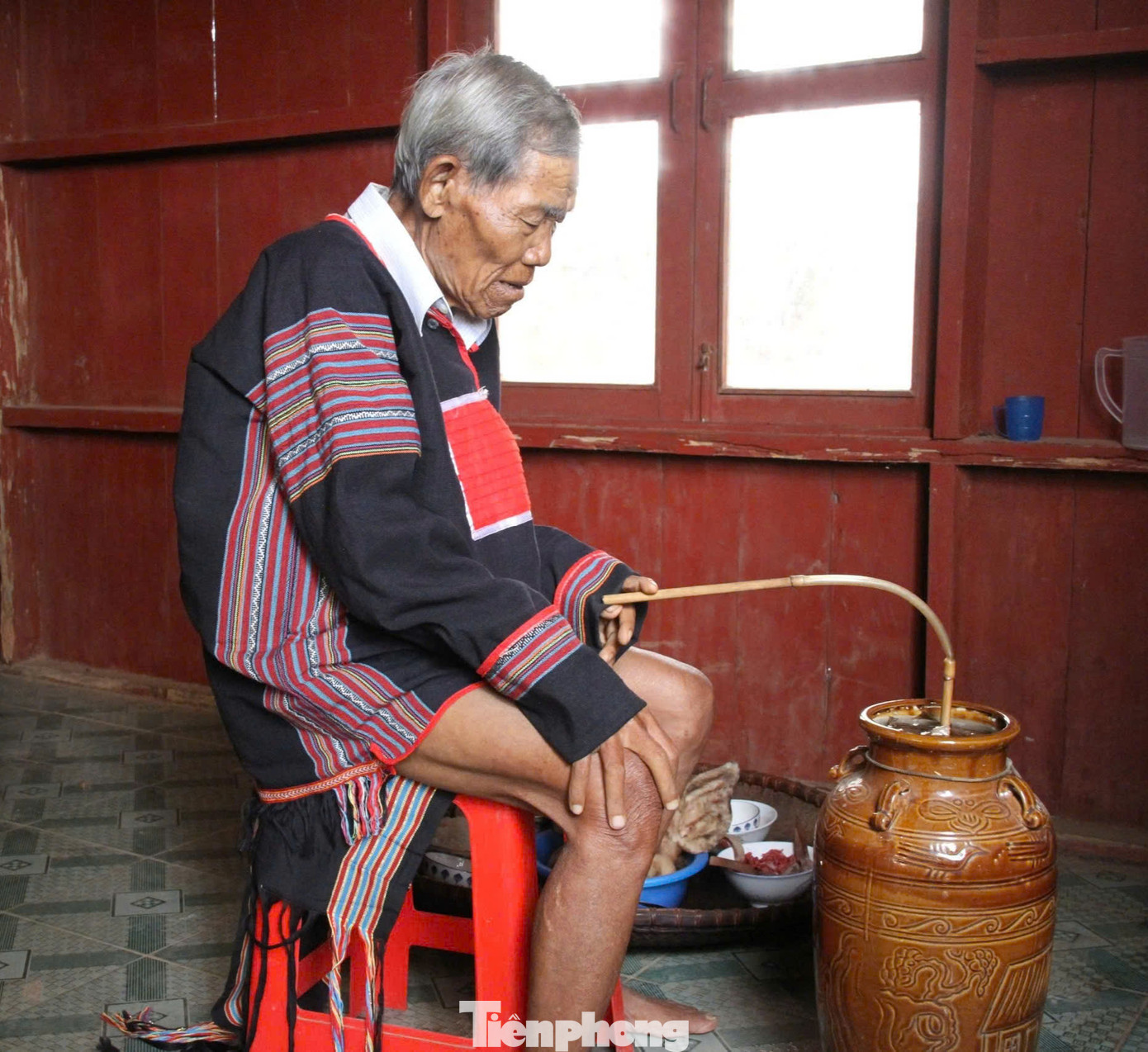 Lễ cúng bến nước kết thúc, theo phong tục của người M'nông, thầy cúng sẽ về tại nhà văn hóa cộng đồng của buôn hoặc về tại nhà mình, không được phép quay trở lại bến nước, vì sợ các yang về nhập vào người thầy cúng.