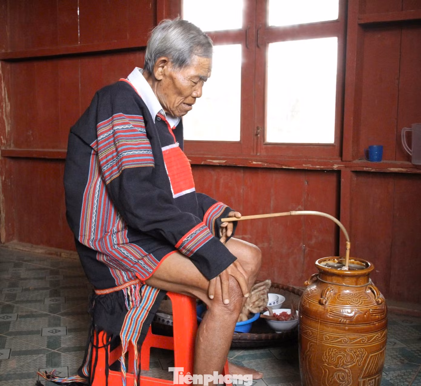 Lễ cúng bến nước kết thúc, theo phong tục của người M'nông, thầy cúng sẽ về tại nhà văn hóa cộng đồng của buôn hoặc về tại nhà mình, không được phép quay trở lại bến nước, vì sợ các yang về nhập vào người thầy cúng.