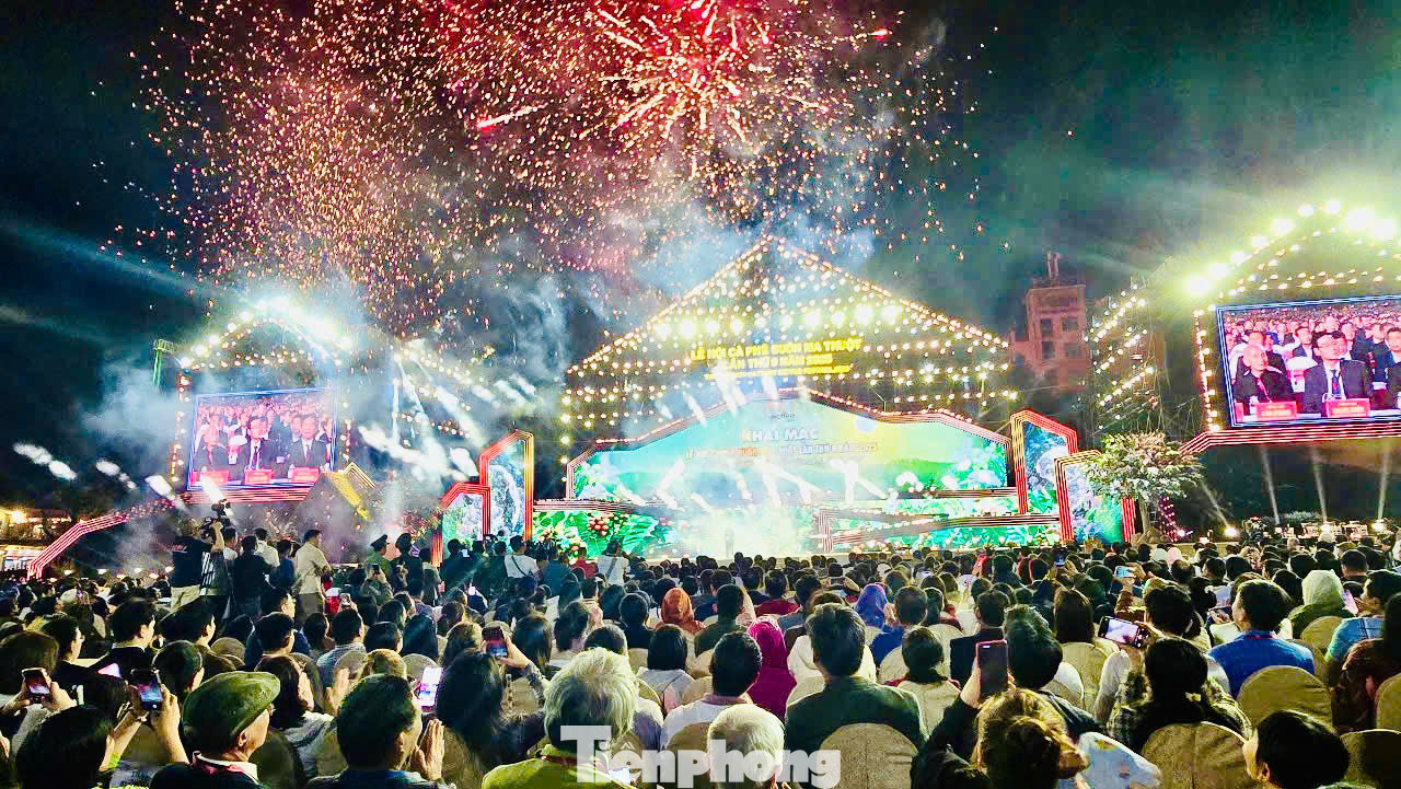 Người dân tham dự lễ khai mạc. Người dân tham dự lễ khai mạc.