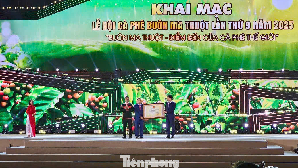 Đại diện lãnh đạo tỉnh Đắk Lắk nhận chứng nhận Di sản văn hóa phi vật thể quốc gia “Tri thức trồng và chế biến cà phê Đắk Lắk”. Đại diện lãnh đạo tỉnh Đắk Lắk nhận chứng nhận Di sản văn hóa phi vật thể quốc gia “Tri thức trồng và chế biến cà phê Đắk Lắk”.