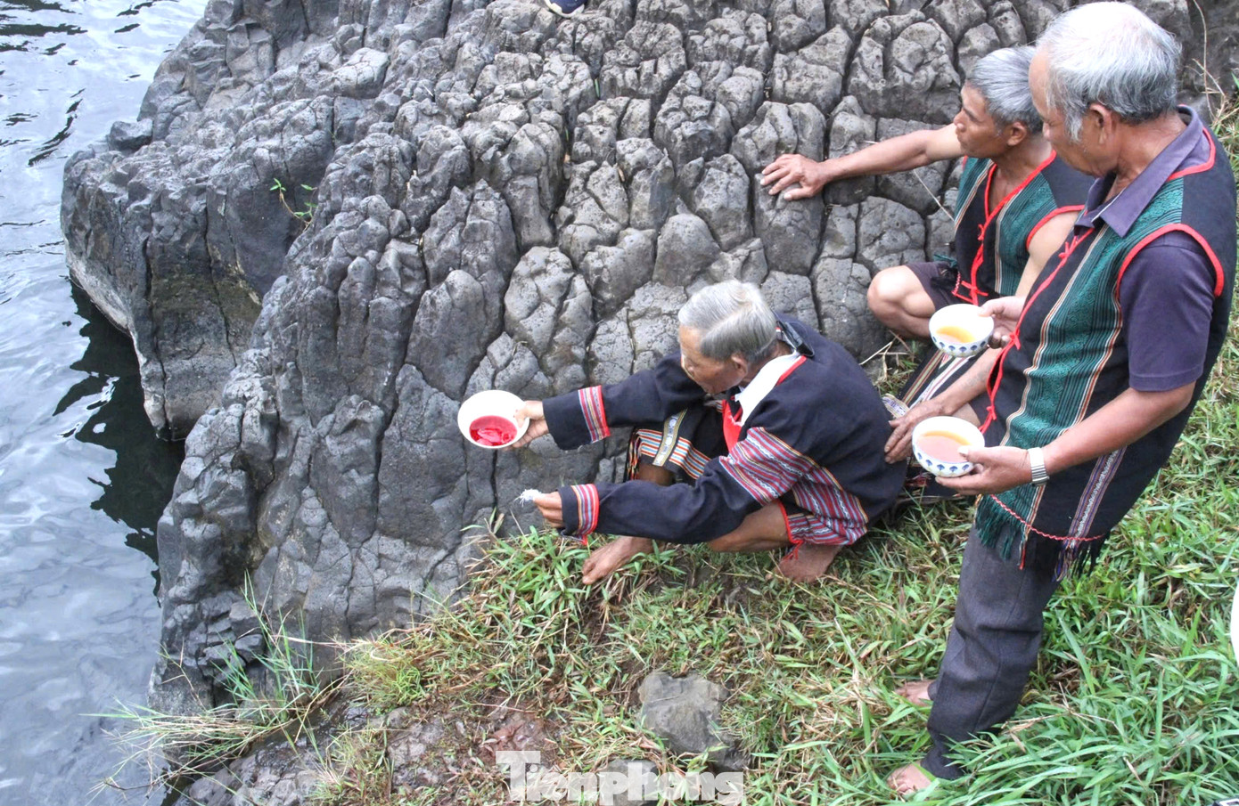 Đầu tiên, thầy cúng thực hiện cúng bến nước. Tại đây, thầy cúng tiến hành nghi lễ cúng nói lời tạ ơn với thần nước, thần suối, thần sông hứa giữ bến nước sạch sẽ, bảo vệ tốt nguồn nước.