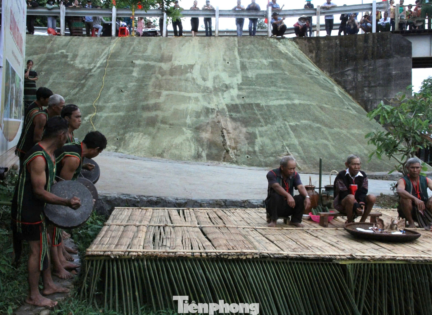 Ông Võ Thành Huệ - Phó Chủ tịch Thường trực UBND huyện Lắk, Phó Ban tổ chức Hội đua thuyền độc mộc - cho biết ban tổ chức Hội đua thuyền độc mộc năm 2025 tổ chức phục dựng nghi lễ cúng bến nước của người M'nông là một hoạt động thiết thực nhằm đẩy mạnh các hoạt động tuyên truyền, bảo tồn và phát huy giá trị của di sản văn hóa truyền thống.