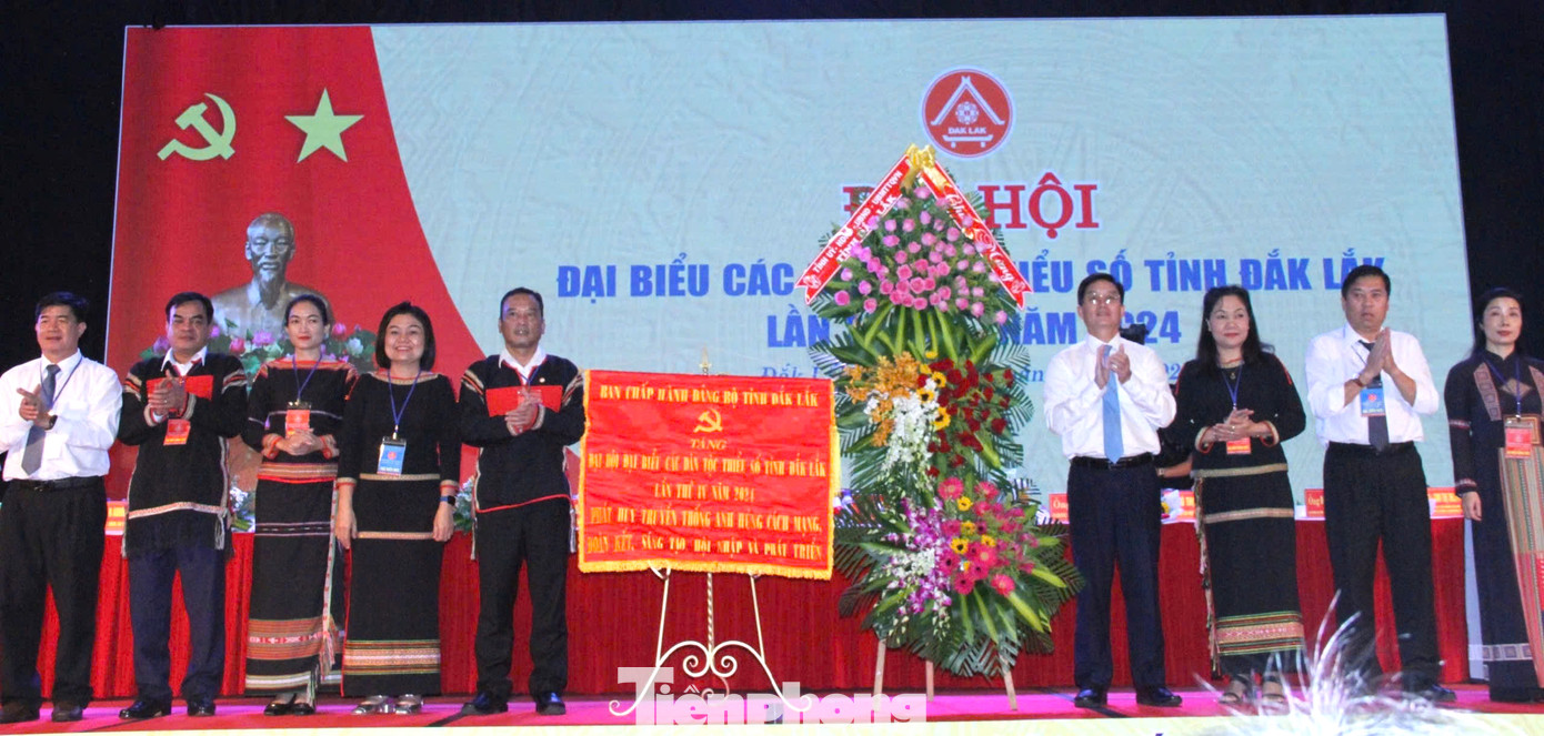 Ban Chấp hành Đảng bộ tỉnh Đắk Lắk tặng quà lưu niệm cho đại hội. Ban Chấp hành Đảng bộ tỉnh Đắk Lắk tặng quà lưu niệm cho đại hội.