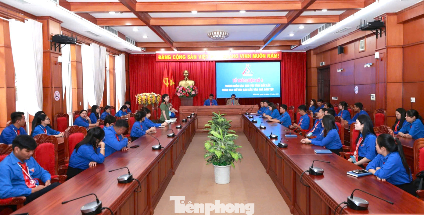 Các đại biểu tham gia tổ thảo luận.