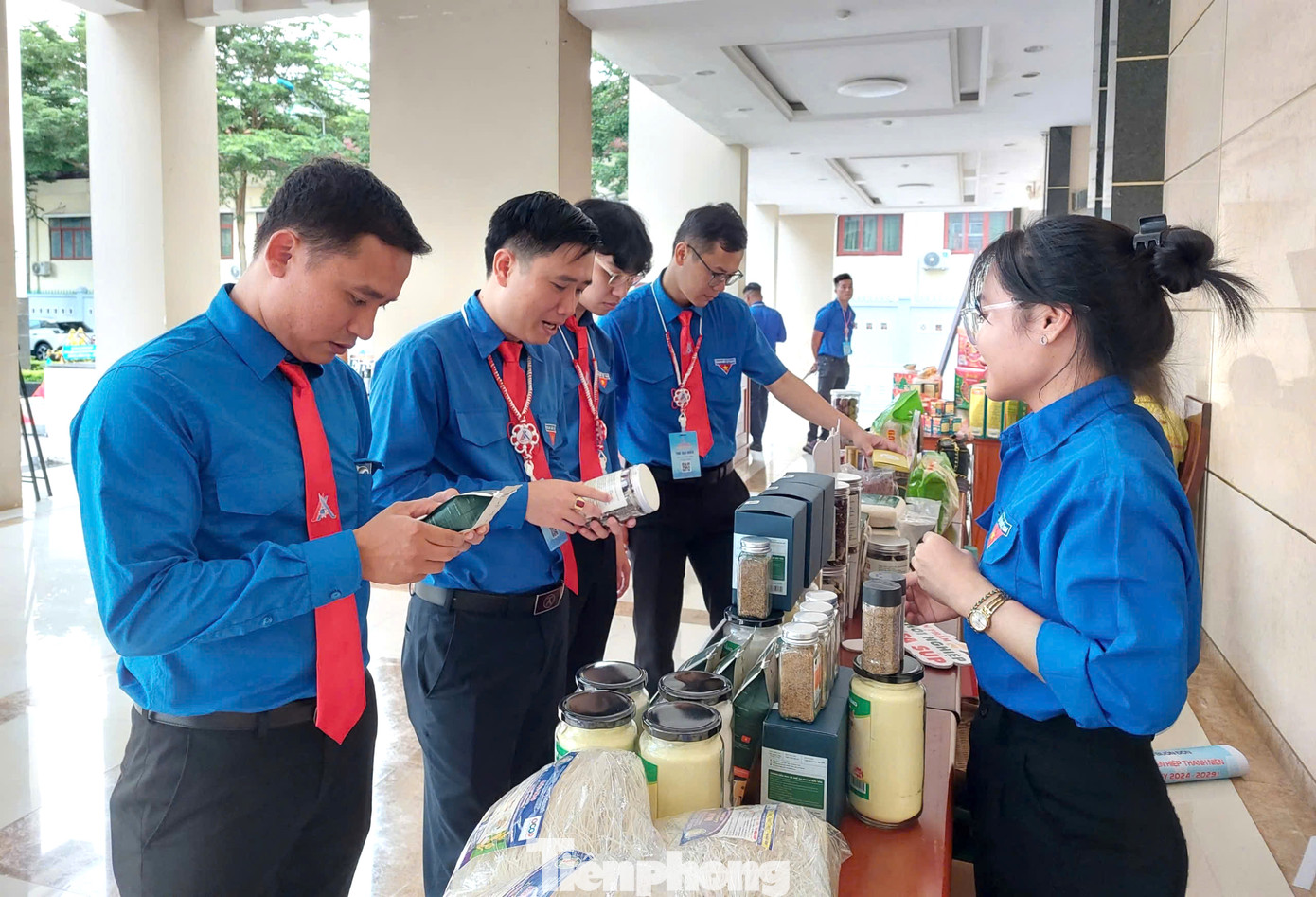 Nhiều gian hàng trưng bày sản phẩm khởi nghiệp của thanh niên. Nhiều gian hàng trưng bày sản phẩm khởi nghiệp của thanh niên.