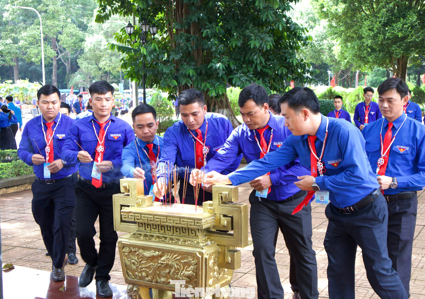 Đại biểu dâng hương tại Bia tưởng niệm các chiến sĩ Nam Tiến. Đại biểu dâng hương tại Bia tưởng niệm các chiến sĩ Nam Tiến.