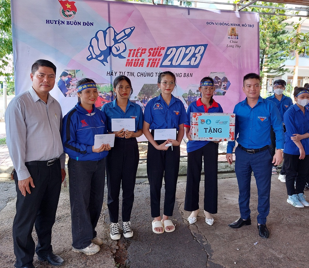 Đại diện lãnh đạo Tỉnh Đoàn thăm, tặng quà đội hình tiếp sức mùa thi Đại diện lãnh đạo Tỉnh Đoàn thăm, tặng quà đội hình tiếp sức mùa thi