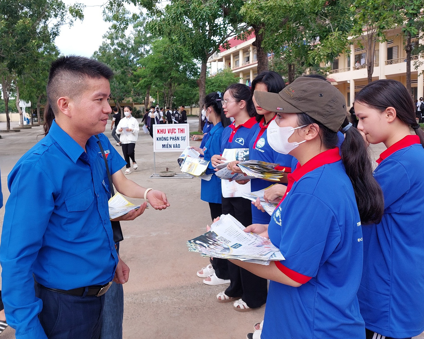 Anh Trần Doãn Tới thăm hỏi động viên các tình nguyện viên tại các điểm thi Anh Trần Doãn Tới thăm hỏi động viên các tình nguyện viên tại các điểm thi