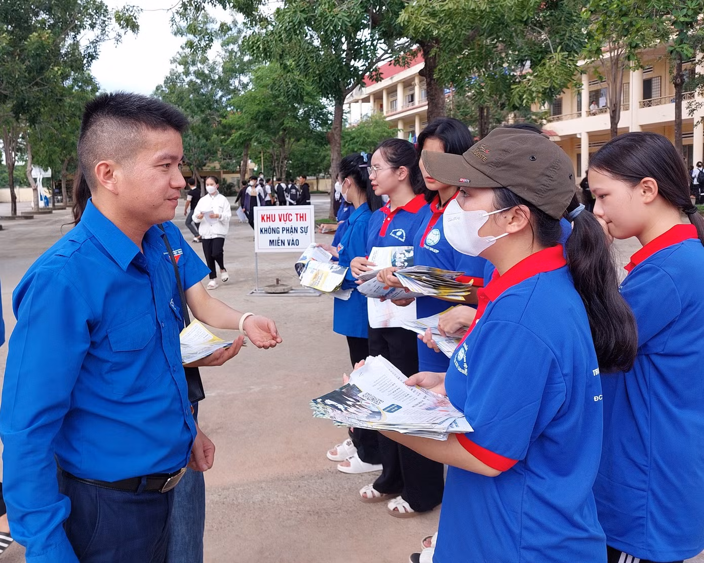 Anh Trần Doãn Tới thăm hỏi động viên các tình nguyện viên tại các điểm thi Anh Trần Doãn Tới thăm hỏi động viên các tình nguyện viên tại các điểm thi