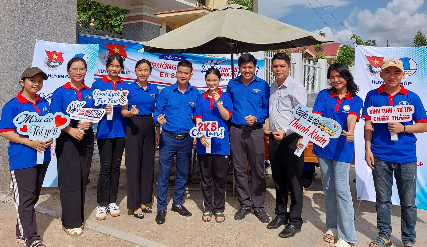 Lãnh đạo Tỉnh Đoàn chụp ảnh cùng đội hình tiếp sức mùa thi huyện Ea Súp Lãnh đạo Tỉnh Đoàn chụp ảnh cùng đội hình tiếp sức mùa thi huyện Ea Súp