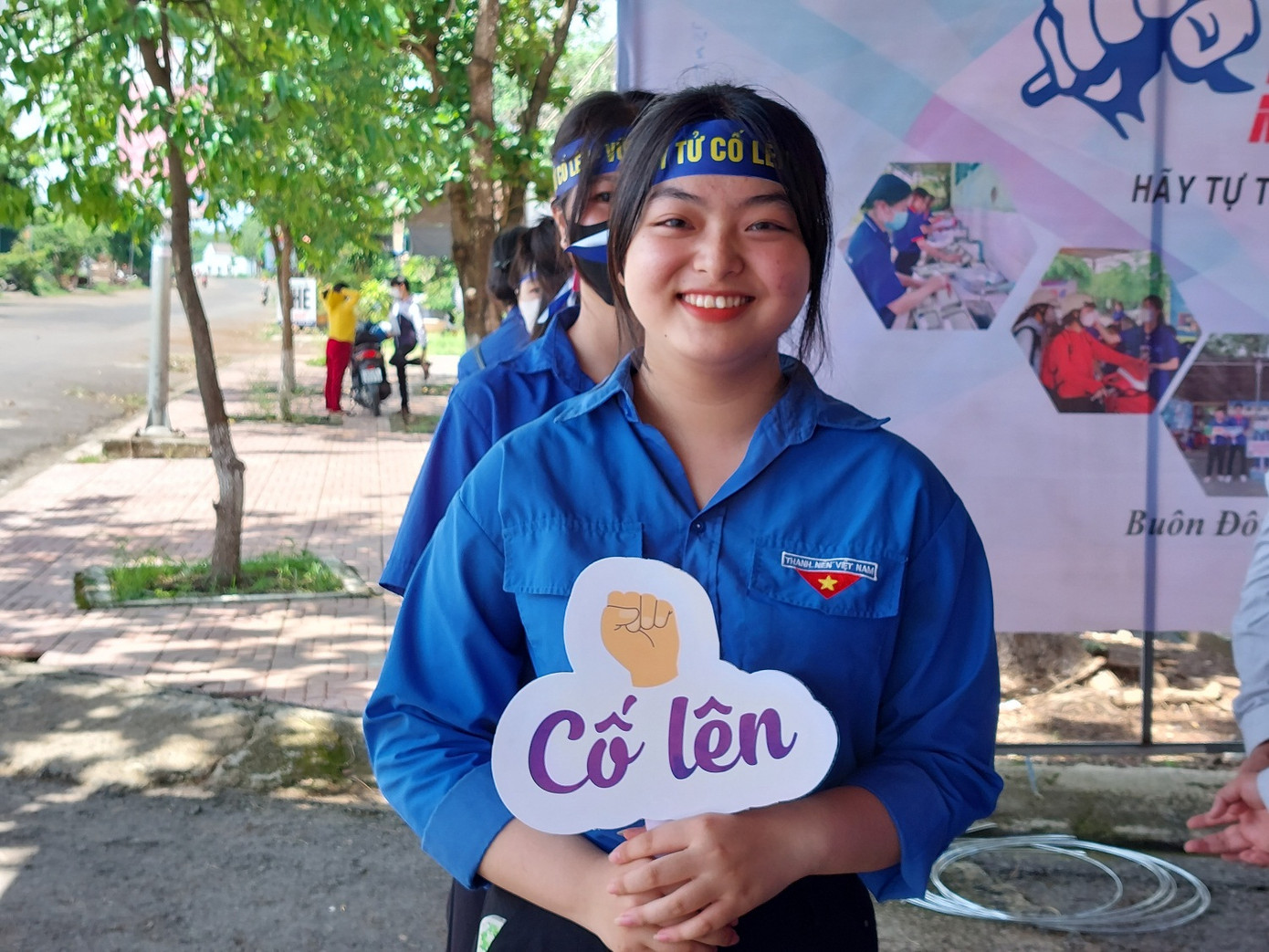 Tình nguyện viên với hashtag cầm tay tiếp sức sĩ tử Tình nguyện viên với hashtag cầm tay tiếp sức sĩ tử