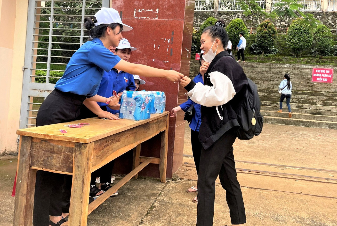 Các tình nguyện viên Đắk Nông tiếp sức thí sinh dự thi tốt nghiệp Các tình nguyện viên Đắk Nông tiếp sức thí sinh dự thi tốt nghiệp