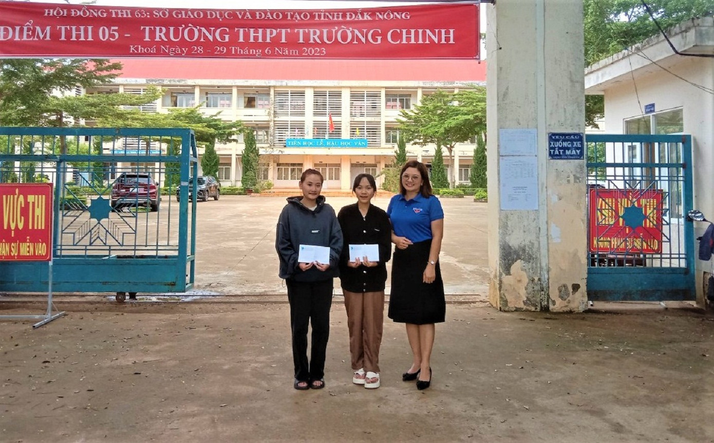 Huyện Đoàn Đắk R'lấp tặng quà hỗ trợ 2 thí sinh có hoàn cảnh khó khăn Huyện Đoàn Đắk R'lấp tặng quà hỗ trợ 2 thí sinh có hoàn cảnh khó khăn