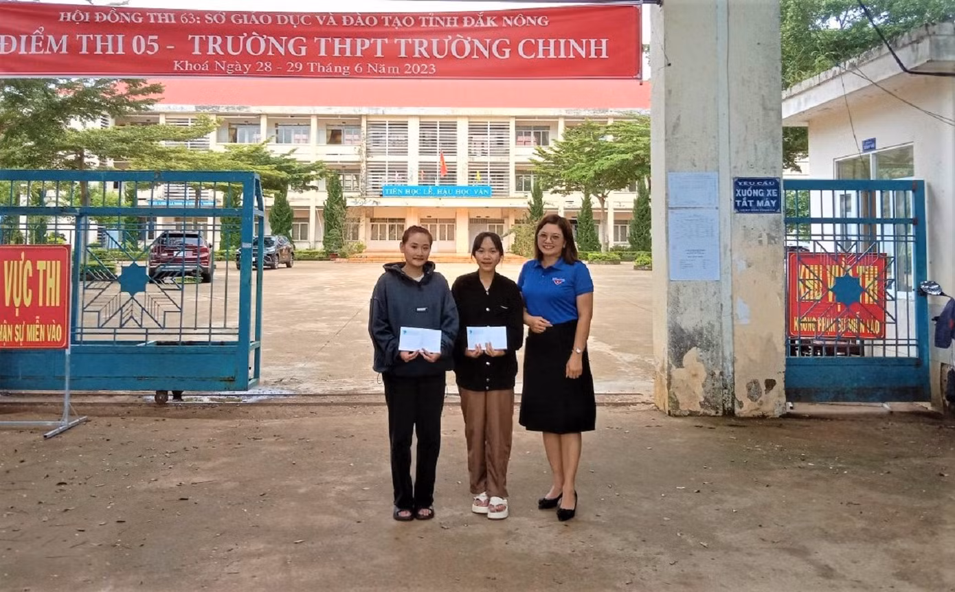 Huyện Đoàn Đắk R'lấp tặng quà hỗ trợ 2 thí sinh có hoàn cảnh khó khăn Huyện Đoàn Đắk R'lấp tặng quà hỗ trợ 2 thí sinh có hoàn cảnh khó khăn