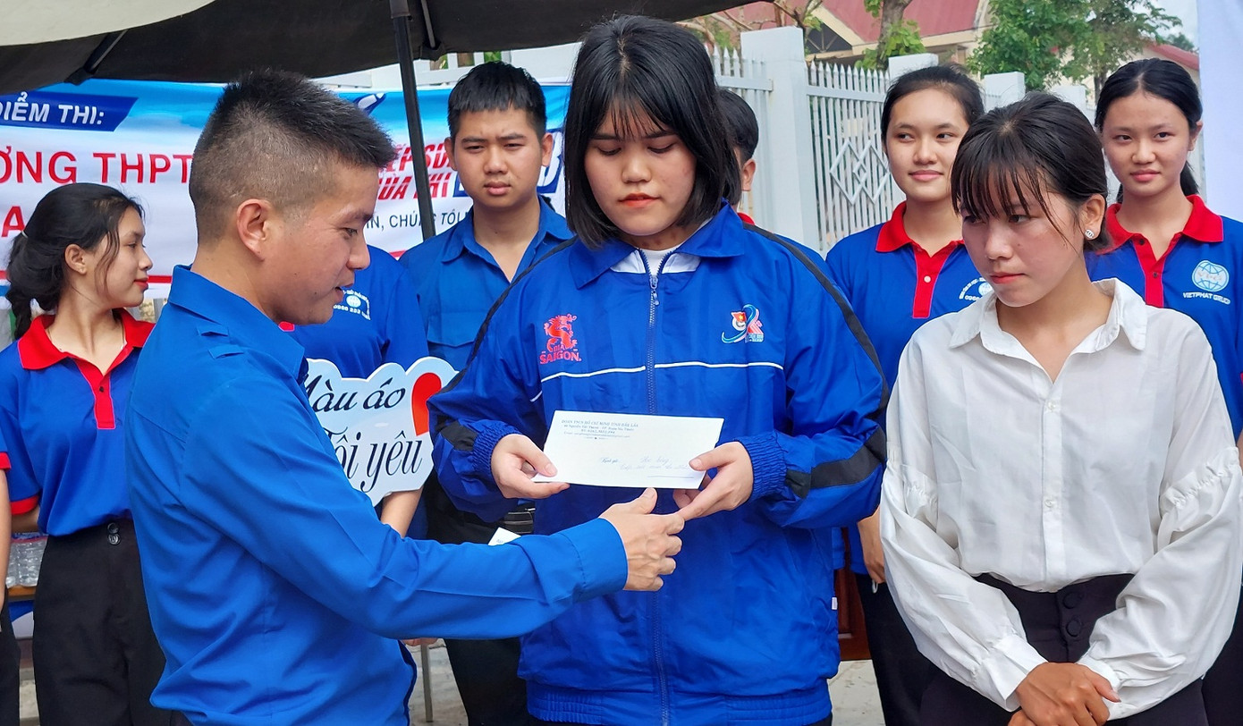 Học sinh khó khăn được nhận học bổng Học sinh khó khăn được nhận học bổng