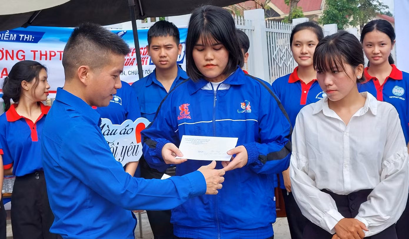 Học sinh khó khăn được nhận học bổng Học sinh khó khăn được nhận học bổng