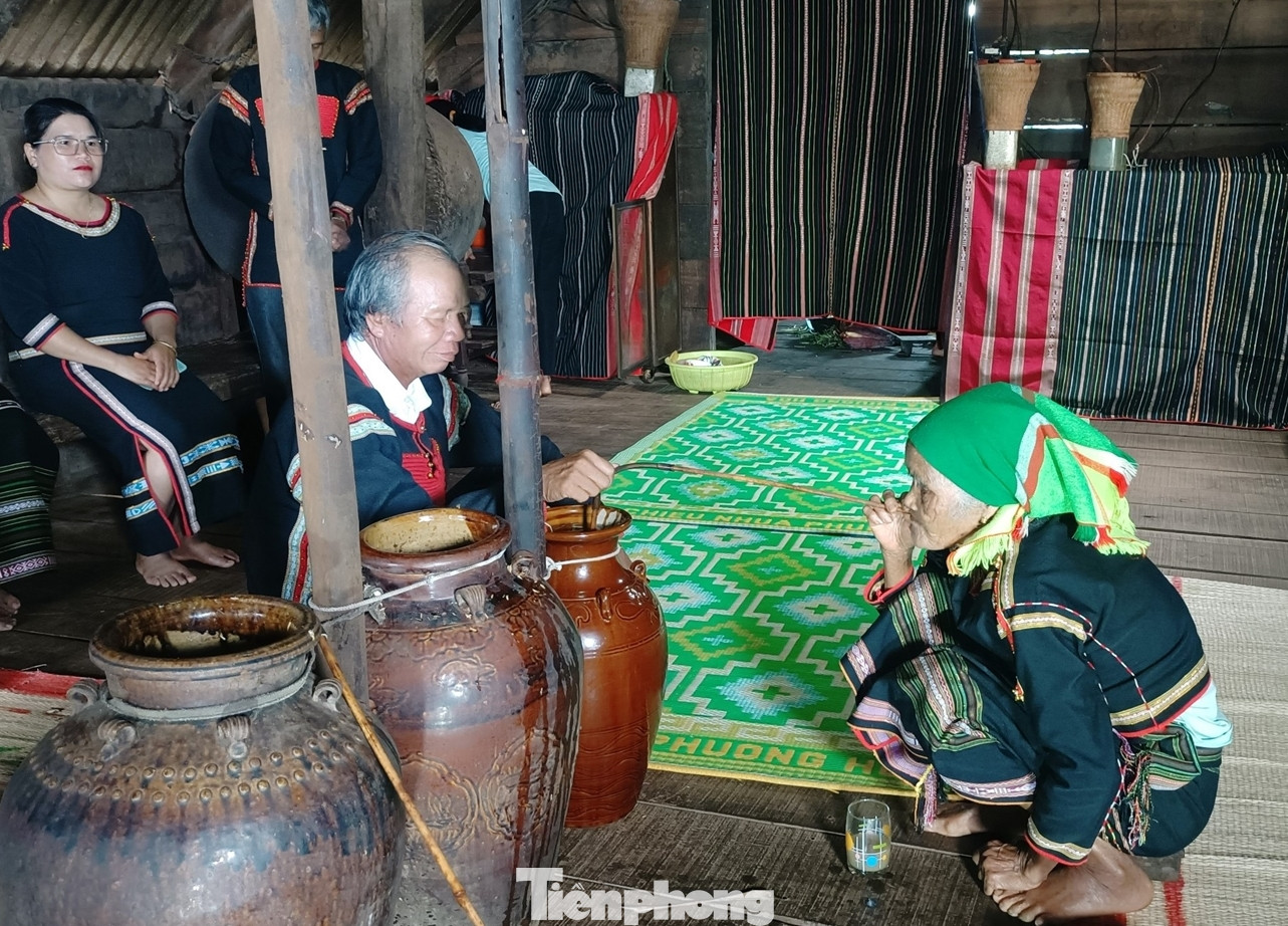 Trước khi diễn xướng, nghệ nhân làm lễ xin phép Trước khi diễn xướng, nghệ nhân làm lễ xin phép