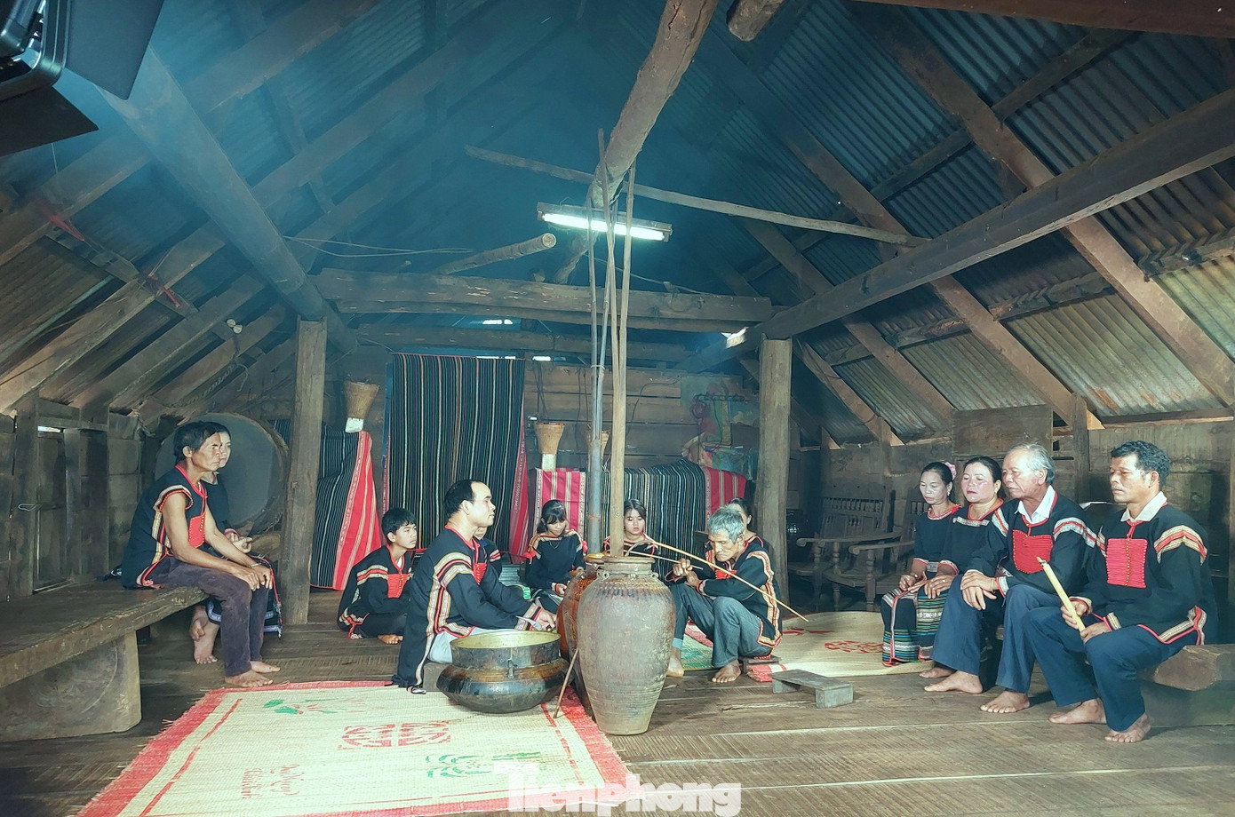 Không gian diễn xướng sử thi trong nhà sàn dài của gia đình bà H’Bung Mlô Không gian diễn xướng sử thi trong nhà sàn dài của gia đình bà H’Bung Mlô
