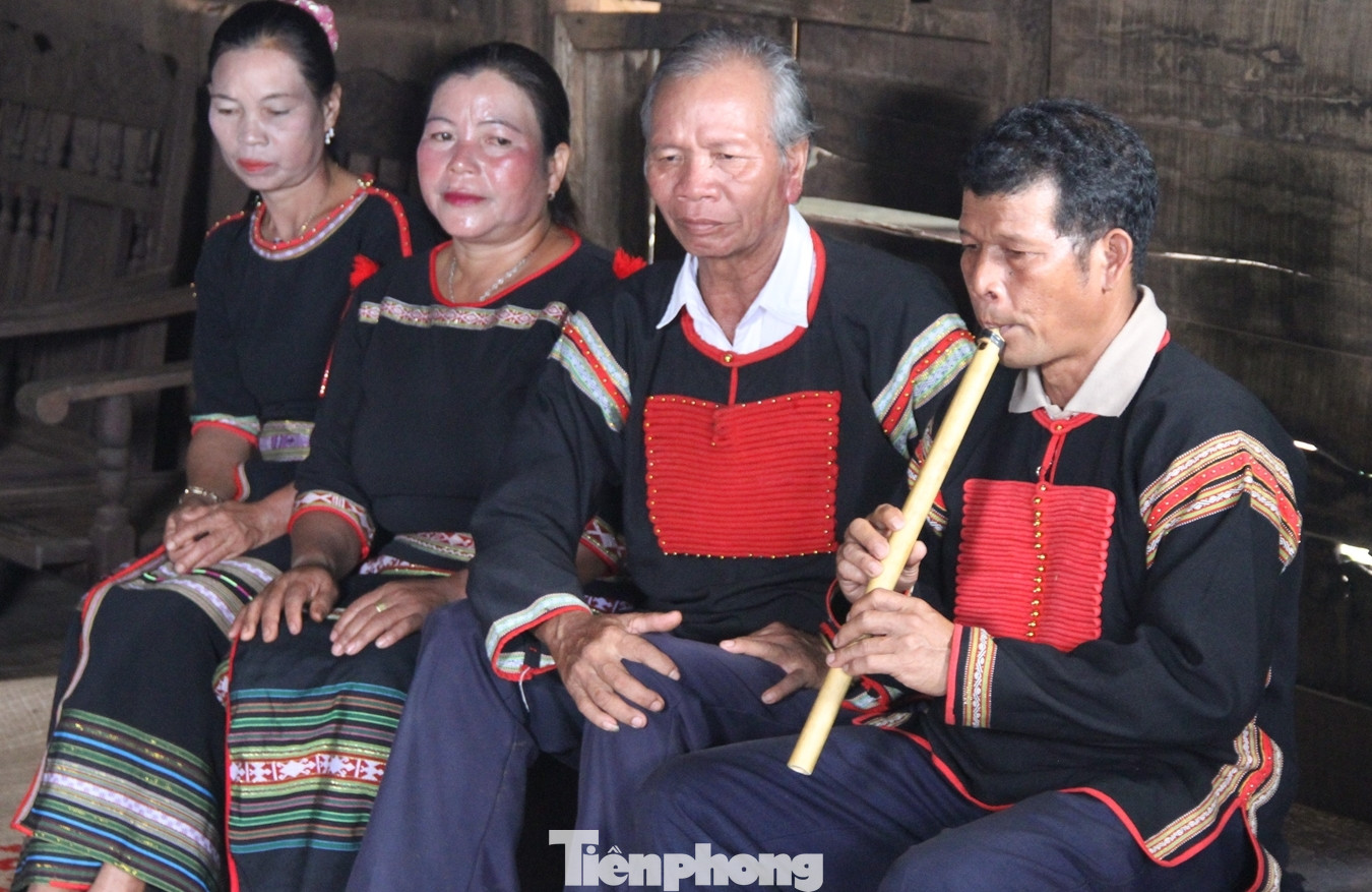 Nghệ nhân ưu tú Y Wang HWing (thứ 2, phải qua) Nghệ nhân ưu tú Y Wang HWing (thứ 2, phải qua)