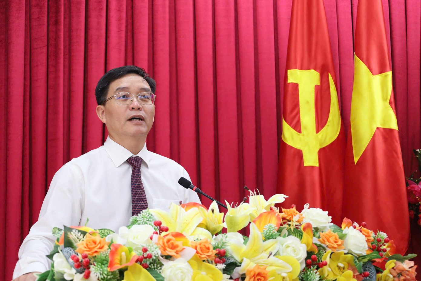 Bí thư Tỉnh ủy Nguyễn Đình Trung phát biểu tại hội nghị Bí thư Tỉnh ủy Nguyễn Đình Trung phát biểu tại hội nghị