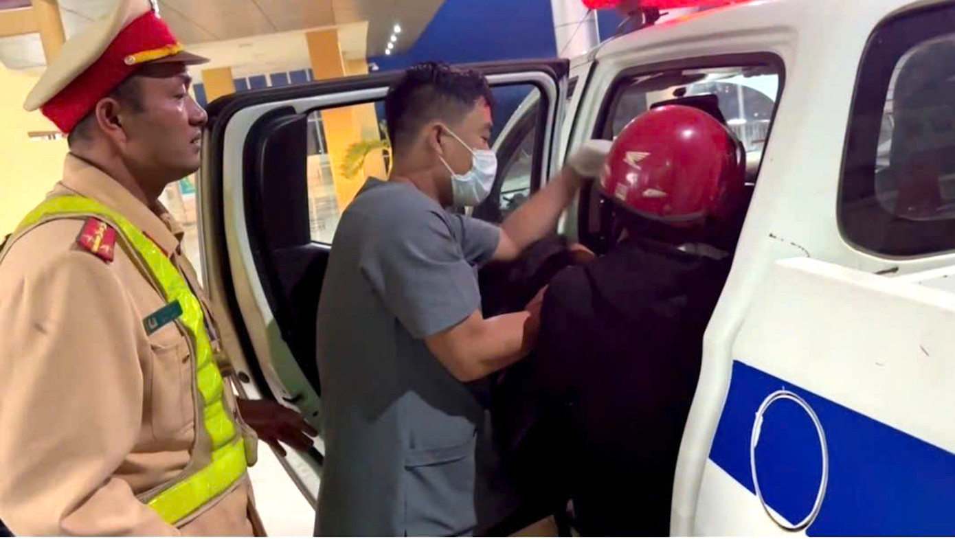 Lực lượng CSGT hỗ trợ vợ chồng sản phụ đến bệnh viện. Ảnh cắt từ clip. Lực lượng CSGT hỗ trợ vợ chồng sản phụ đến bệnh viện. Ảnh cắt từ clip.