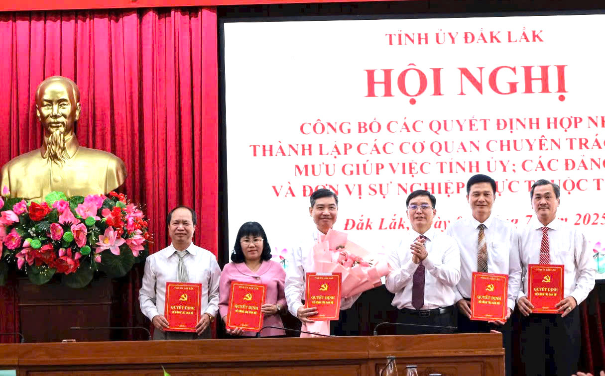 Hội nghị công bố các quyết định hợp nhất, thành lập các cơ quan chuyên trách tham mưu, giúp việc. Hội nghị công bố các quyết định hợp nhất, thành lập các cơ quan chuyên trách tham mưu, giúp việc.