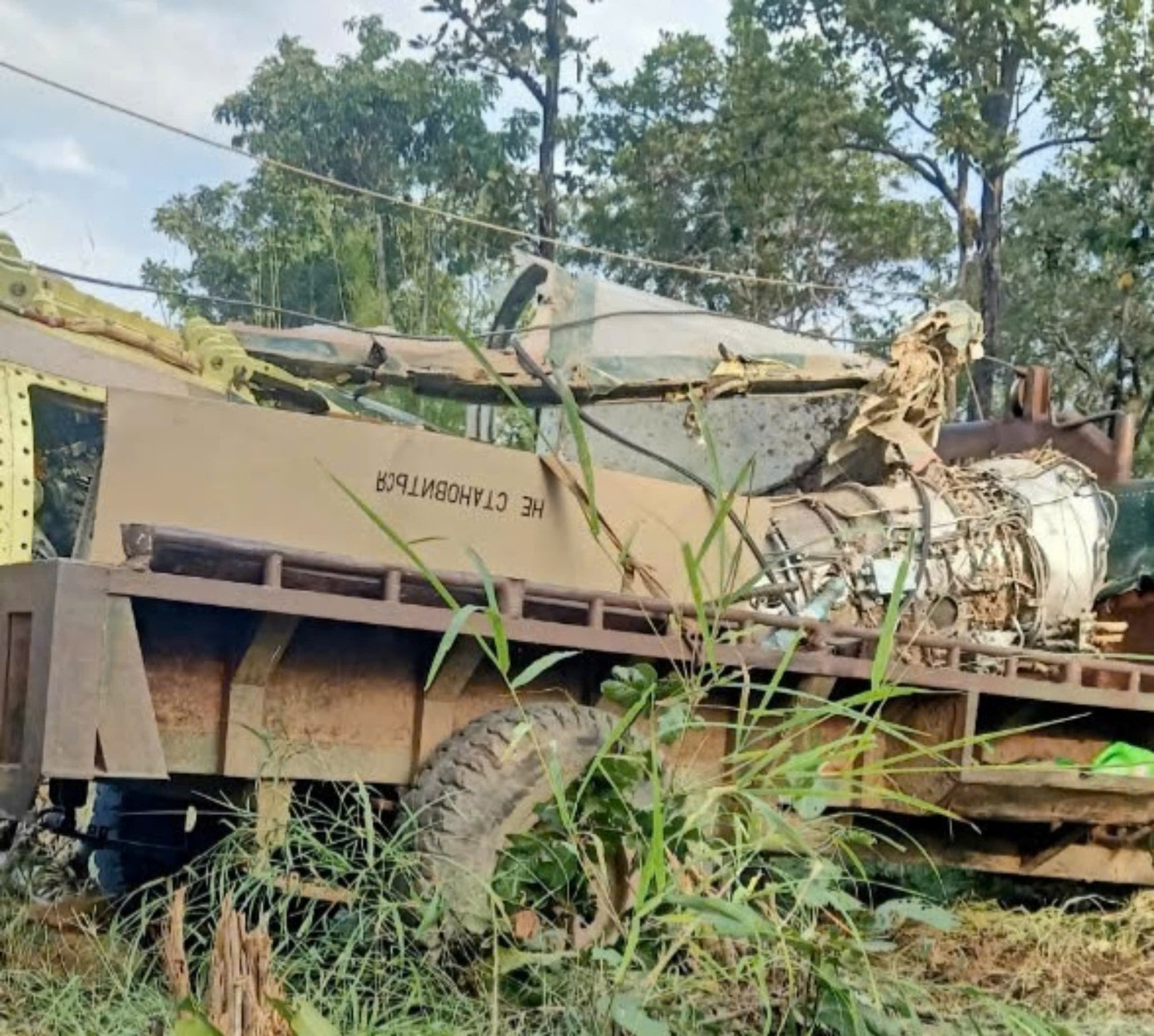 Xe chở các bộ phận của máy bay Yak-130 ra khỏi rừng. Ảnh: A.X Xe chở các bộ phận của máy bay Yak-130 ra khỏi rừng. Ảnh: A.X