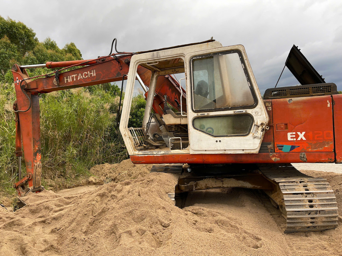 Một điểm khai thác cát trái phép bị phát hiện Một điểm khai thác cát trái phép bị phát hiện