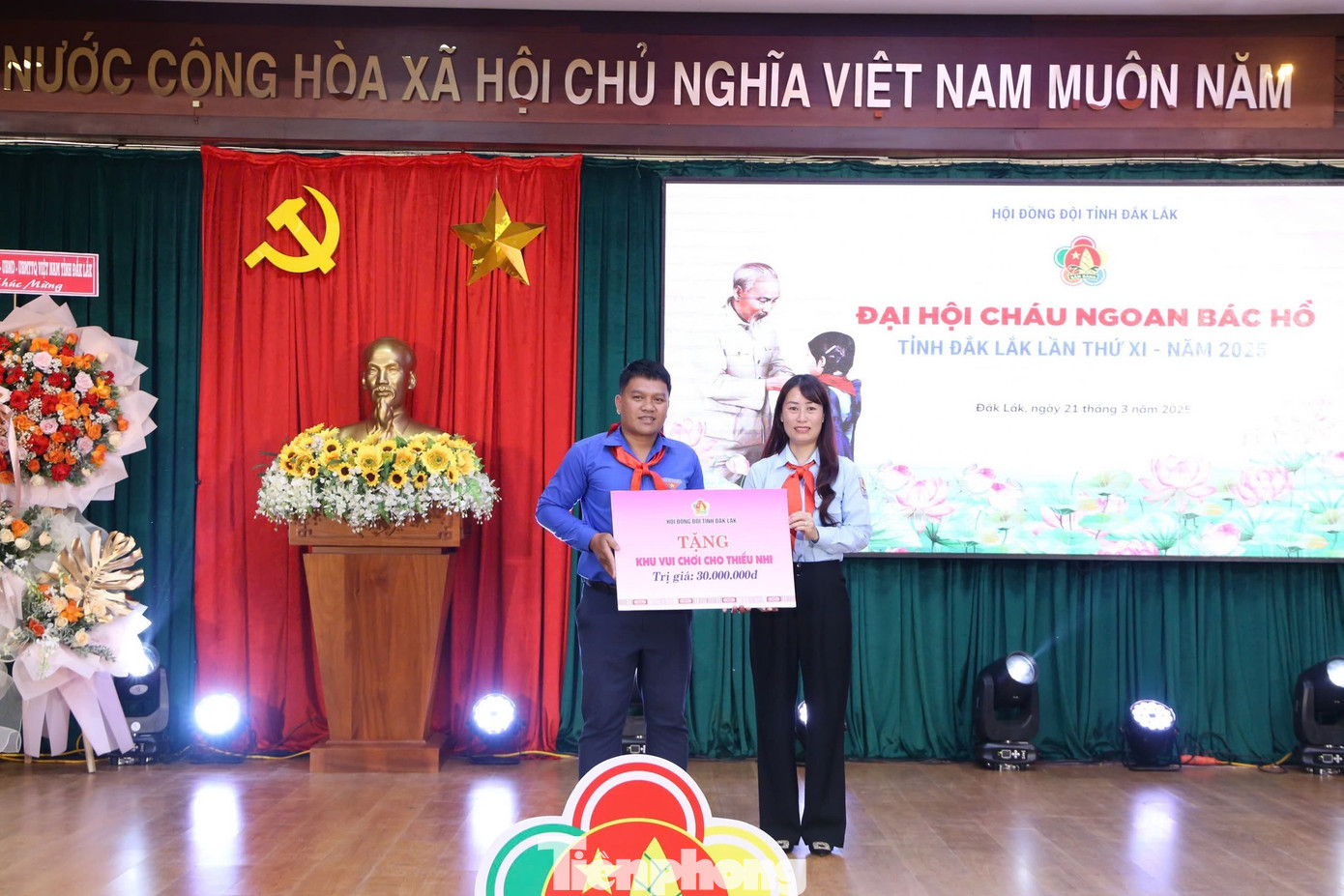 Dịp này, Tỉnh ủy trao tặng 110 suất quà tặng 110 đại biểu Cháu ngoan Bác Hồ; Hội đồng Đội tỉnh trao 1 khu vui chơi tặng thiếu nhi huyện Krông Ana; Chùa Hoa Nghiêm trao 20 suất học bổng “Tiếp sức đường dài” đến 20 thiếu nhi thuộc diện hộ nghèo, gia đình chính sách luôn nỗ lực, vươn lên trong học tập. Dịp này, Tỉnh ủy trao tặng 110 suất quà tặng 110 đại biểu Cháu ngoan Bác Hồ; Hội đồng Đội tỉnh trao 1 khu vui chơi tặng thiếu nhi huyện Krông Ana; Chùa Hoa Nghiêm trao 20 suất học bổng “Tiếp sức đường dài” đến 20 thiếu nhi thuộc diện hộ nghèo, gia đình chính sách luôn nỗ lực, vươn lên trong học tập.